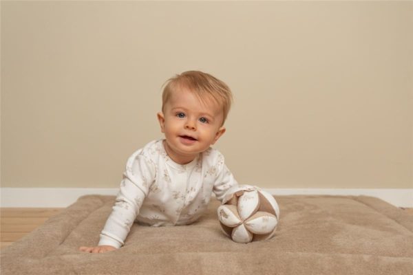 Pelota Montessori Baby Bunny • Little Dutch - Imagen 3